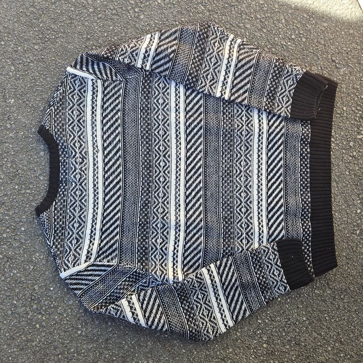 Vintage sweater black & white image 4